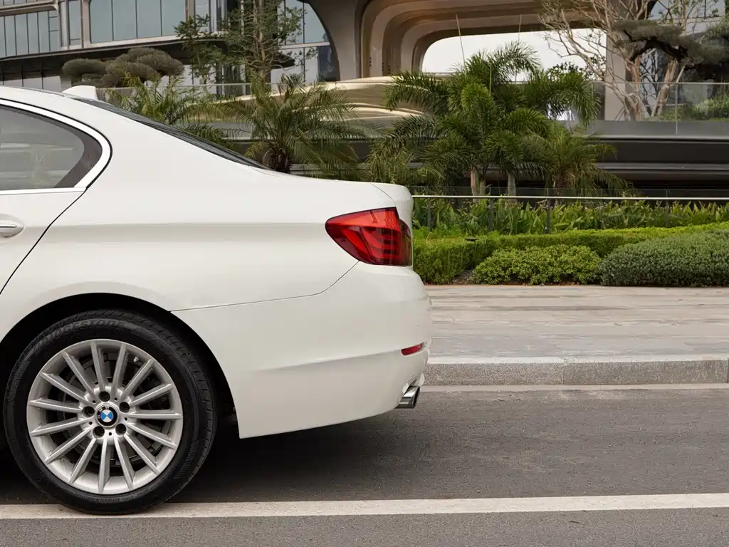 BMW 5 Series 2012 — фото 28