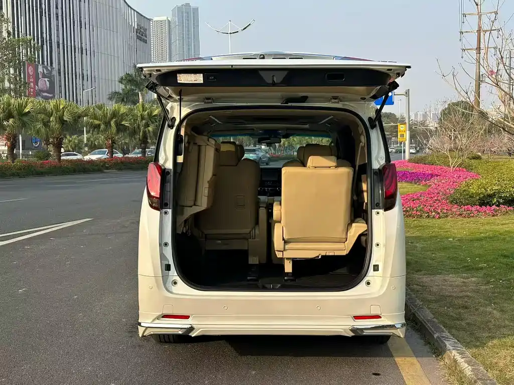 Toyota Alphard 2017 — фото 9