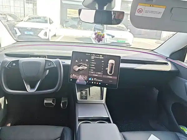 Tesla Model Y 2025