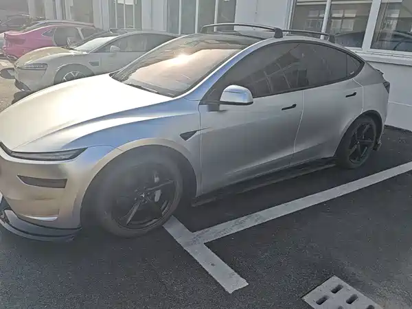 Tesla Model Y 2025