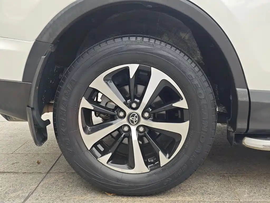 Toyota RAV4 2017 — фото 11