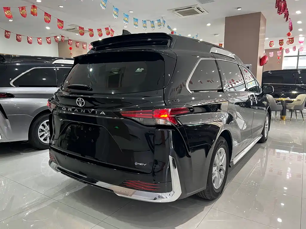 Toyota Granvia — фото 19