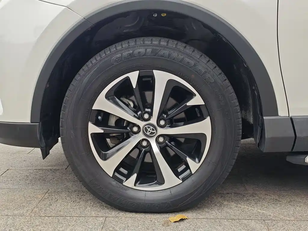 Toyota RAV4 2017 — фото 10
