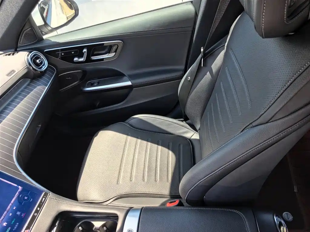 Mercedes-Benz C-Class 2024 — фото 10
