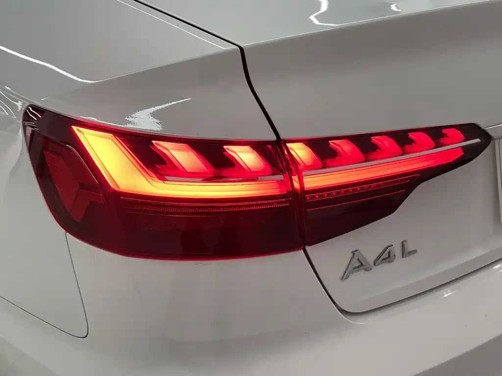 Audi A4L 2023 — фото 17