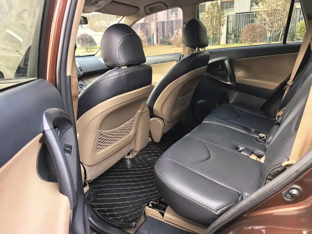 Toyota RAV4 2012 — фото 8