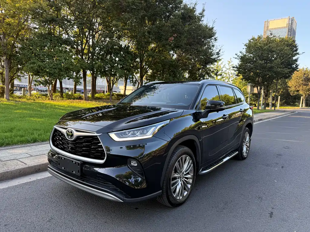 Toyota Highlander 2024 — фото 1