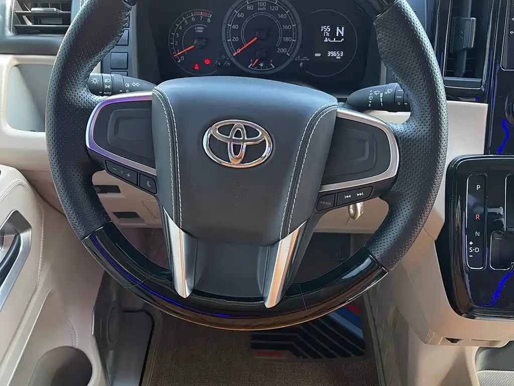 Toyota Hiace 2023 — фото 15