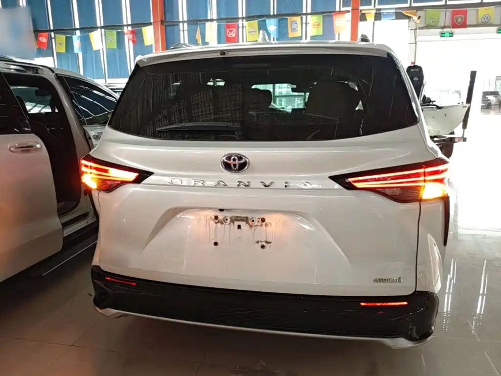 Toyota Granvia 2023