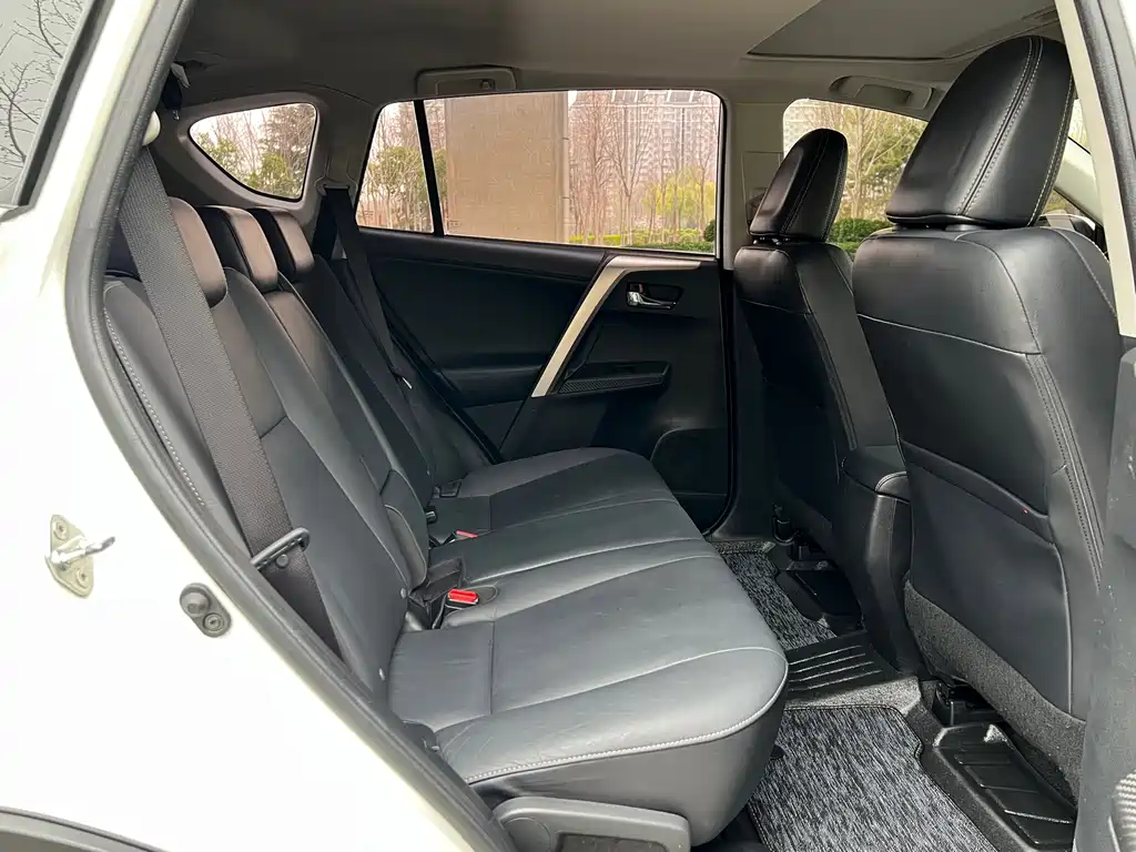 Toyota RAV4 2016 — фото 9