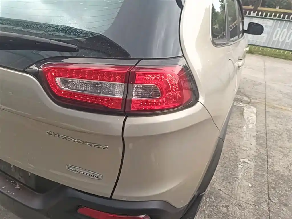 Jeep Cherokee 2016 — фото 25