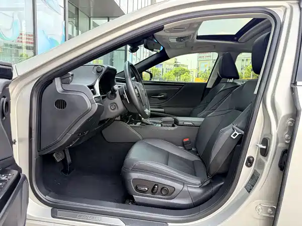 Lexus ES 2020