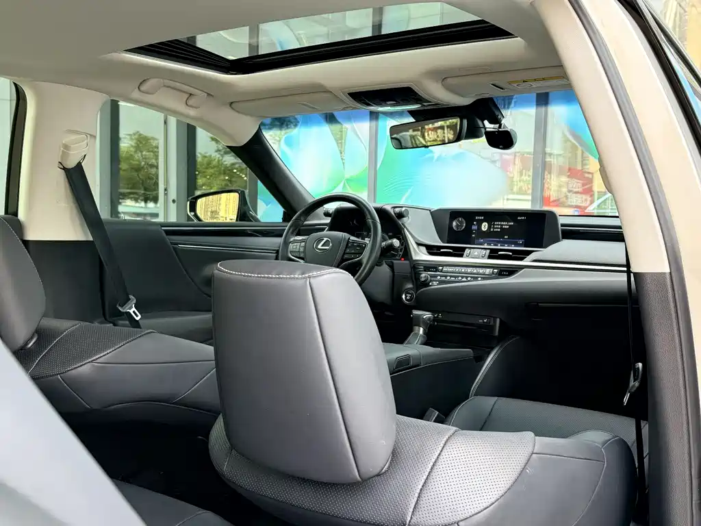Lexus ES 2020 — фото 17
