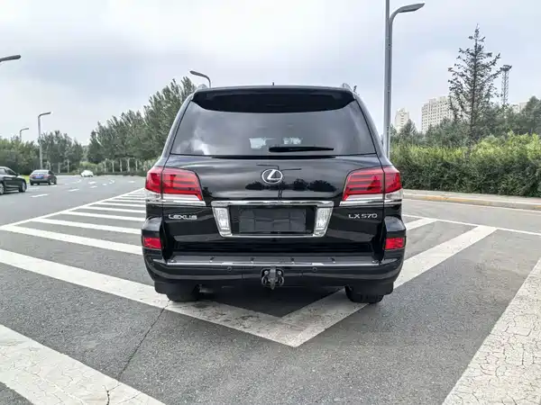 Lexus LX 2011