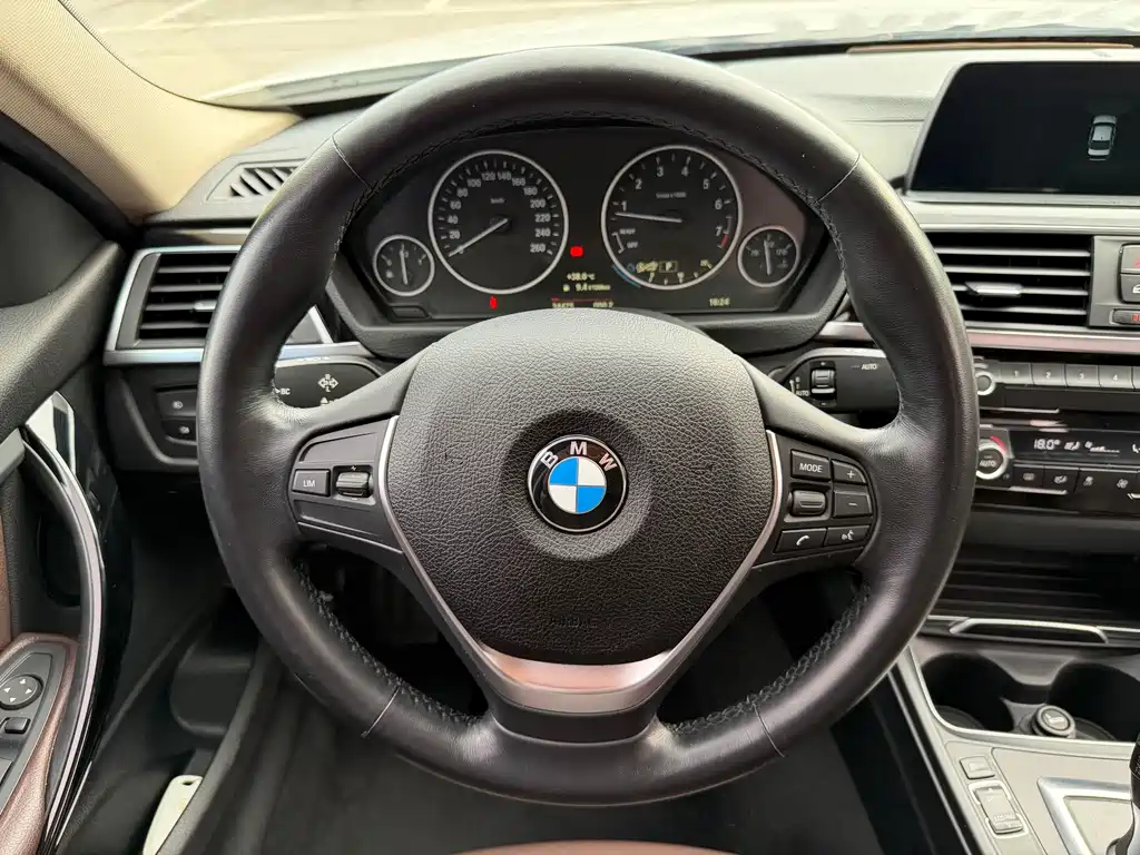 BMW 3 Series 2018 — фото 16