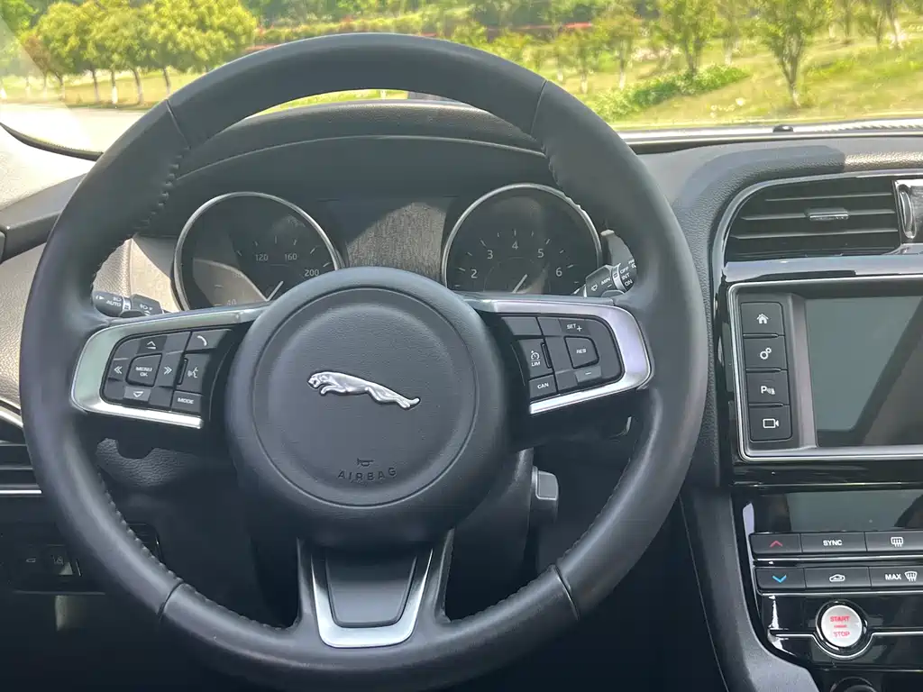 Jaguar F-PACE 2018 — фото 11
