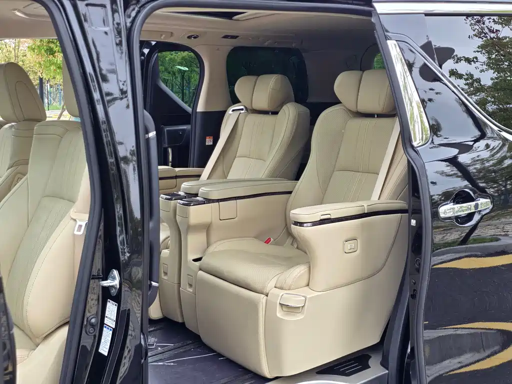 Toyota Alphard 2023 — фото 11