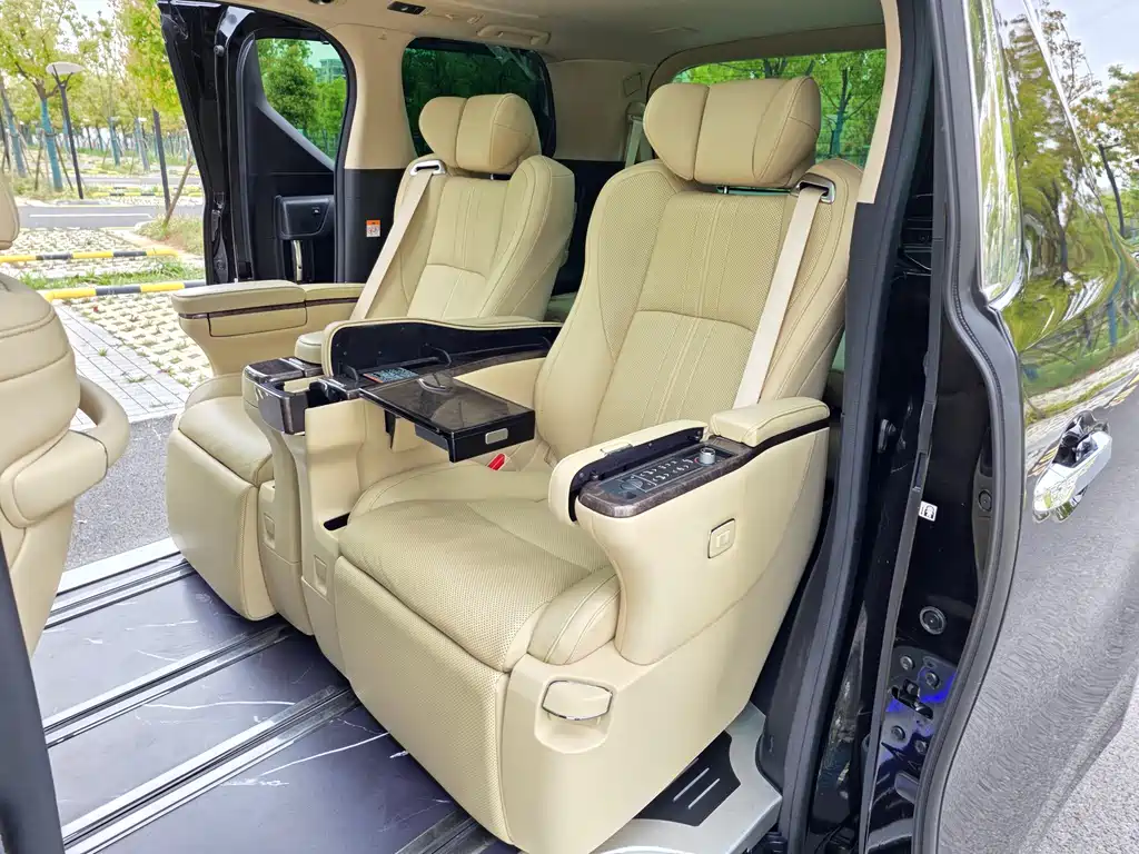 Toyota Alphard 2023 — фото 12