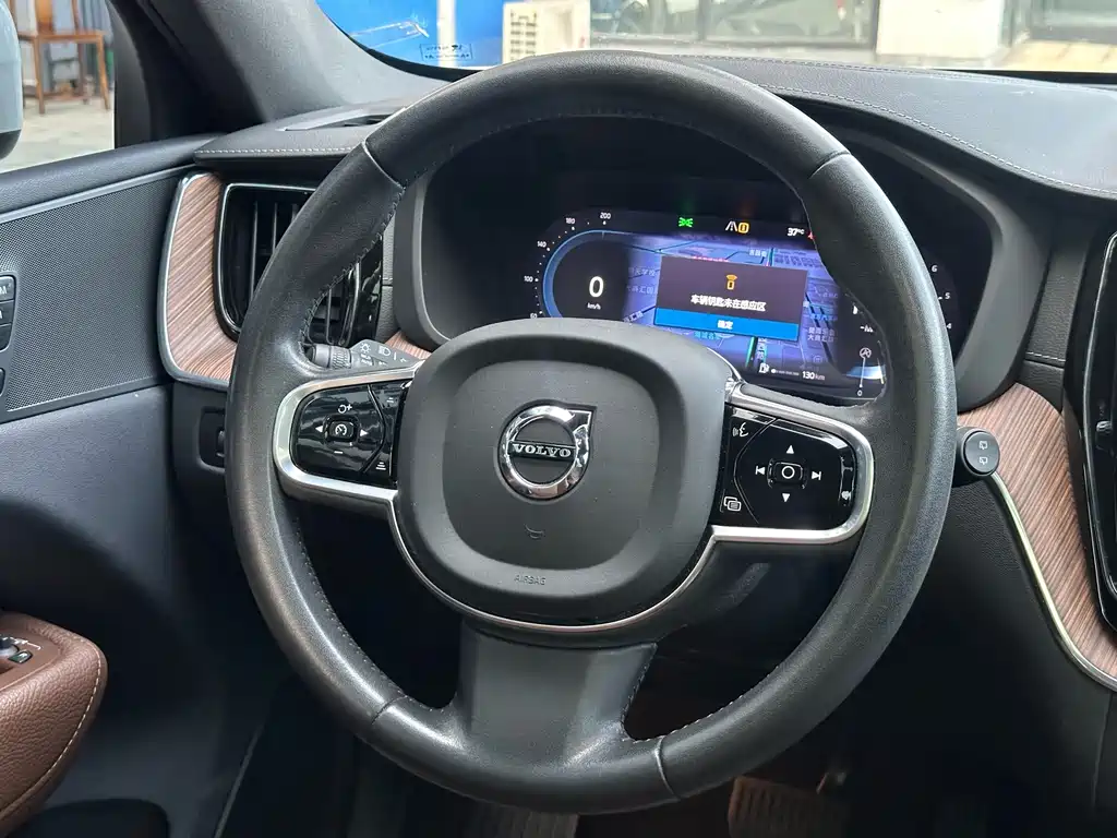 Volvo XC60 2022 — фото 11