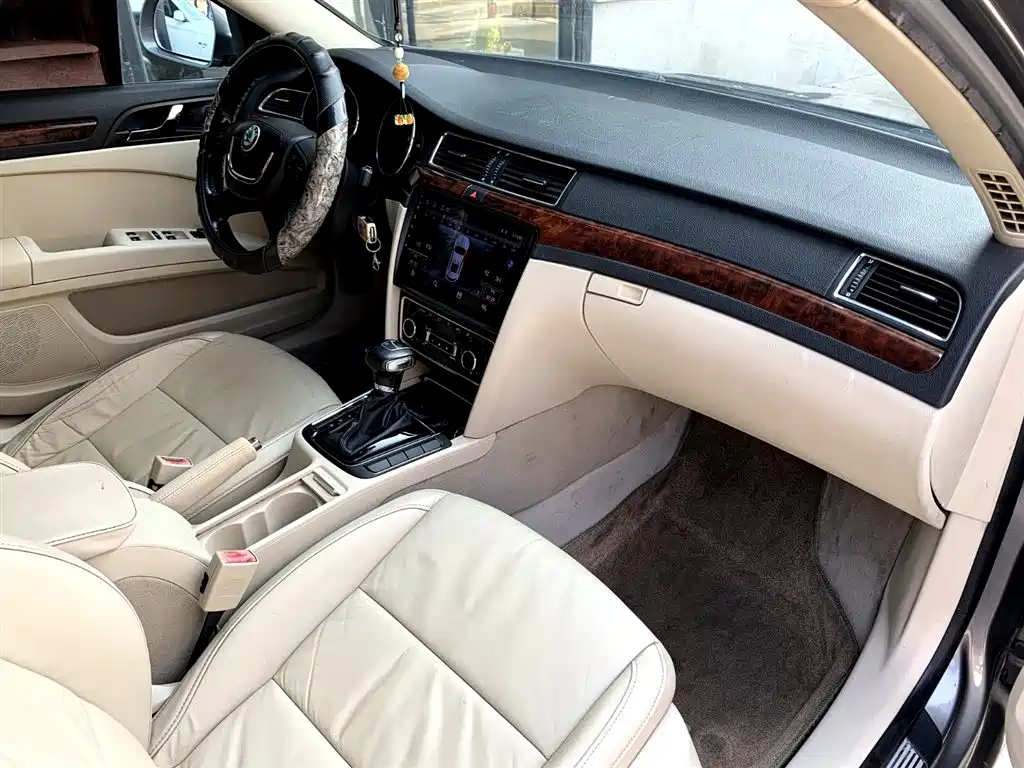 Skoda Superb 2010 — фото 13