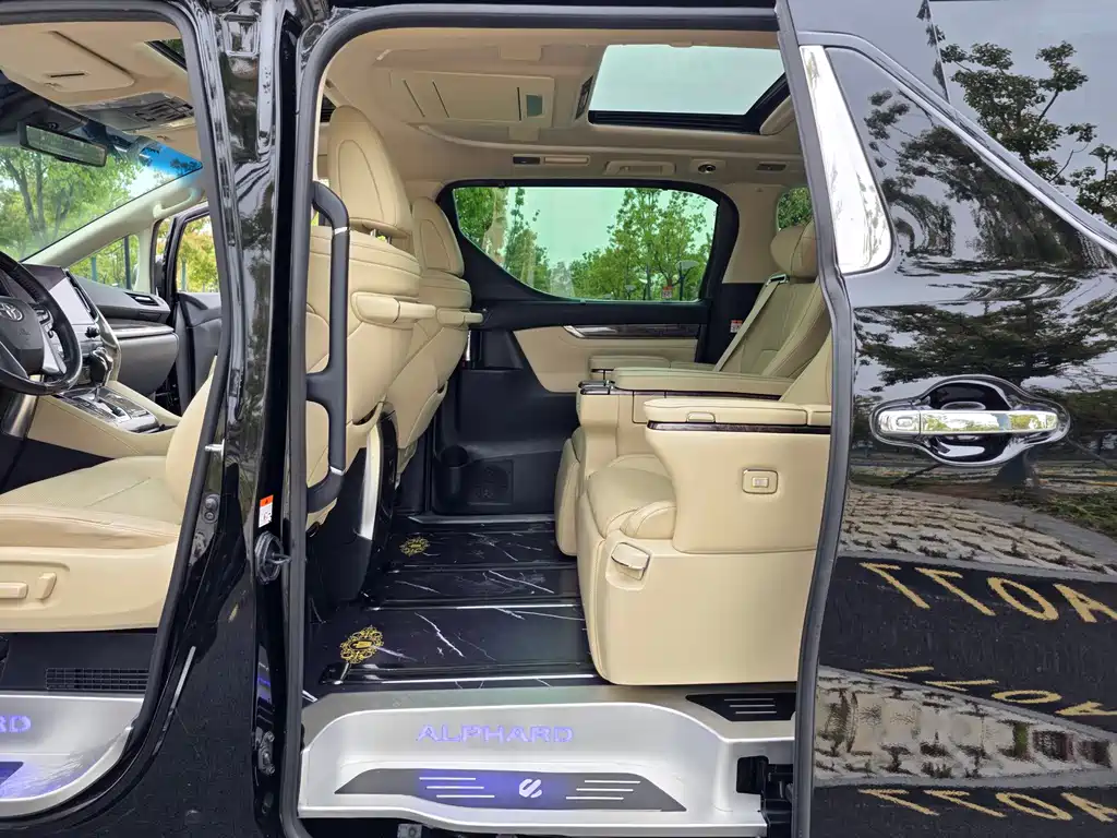 Toyota Alphard 2023 — фото 10
