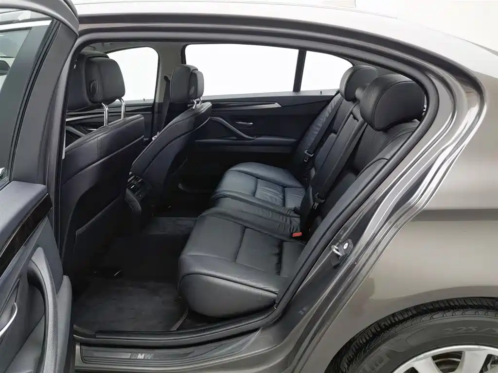 BMW 5 Series 2012 — фото 15