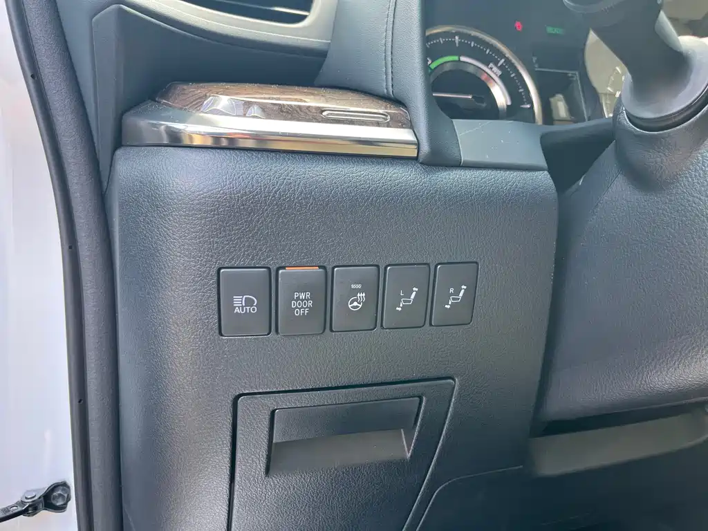 Toyota Vellfire 2023 — фото 14