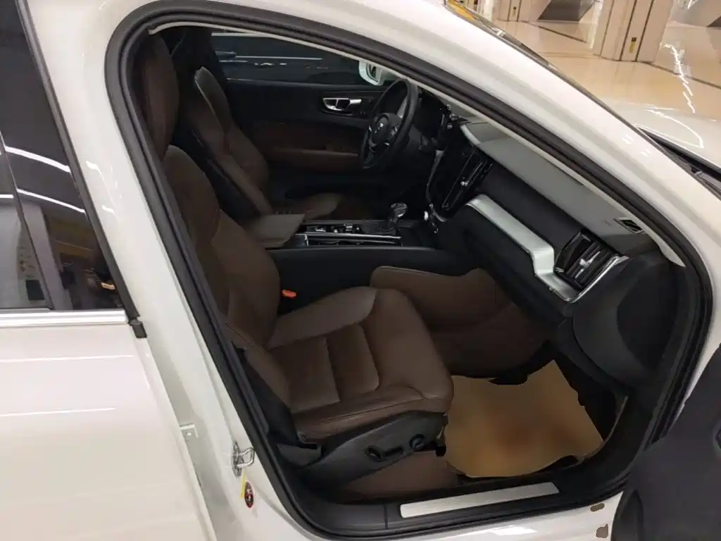 Volvo XC60 2020 — фото 25