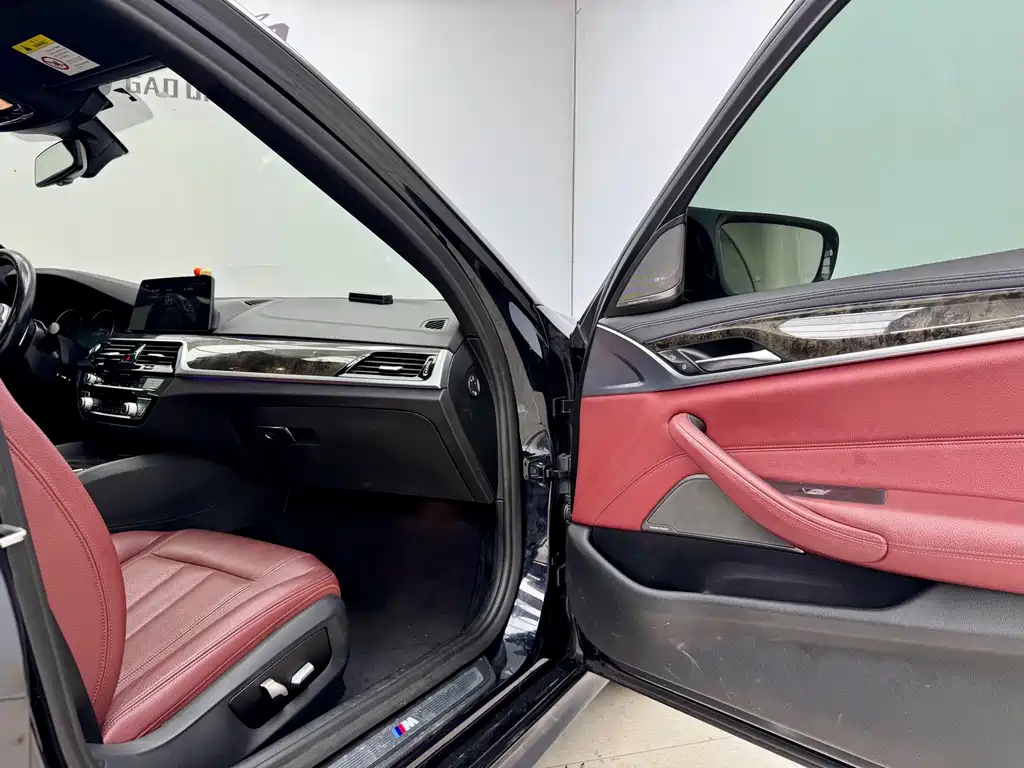 BMW 5 Series 2018 — фото 12