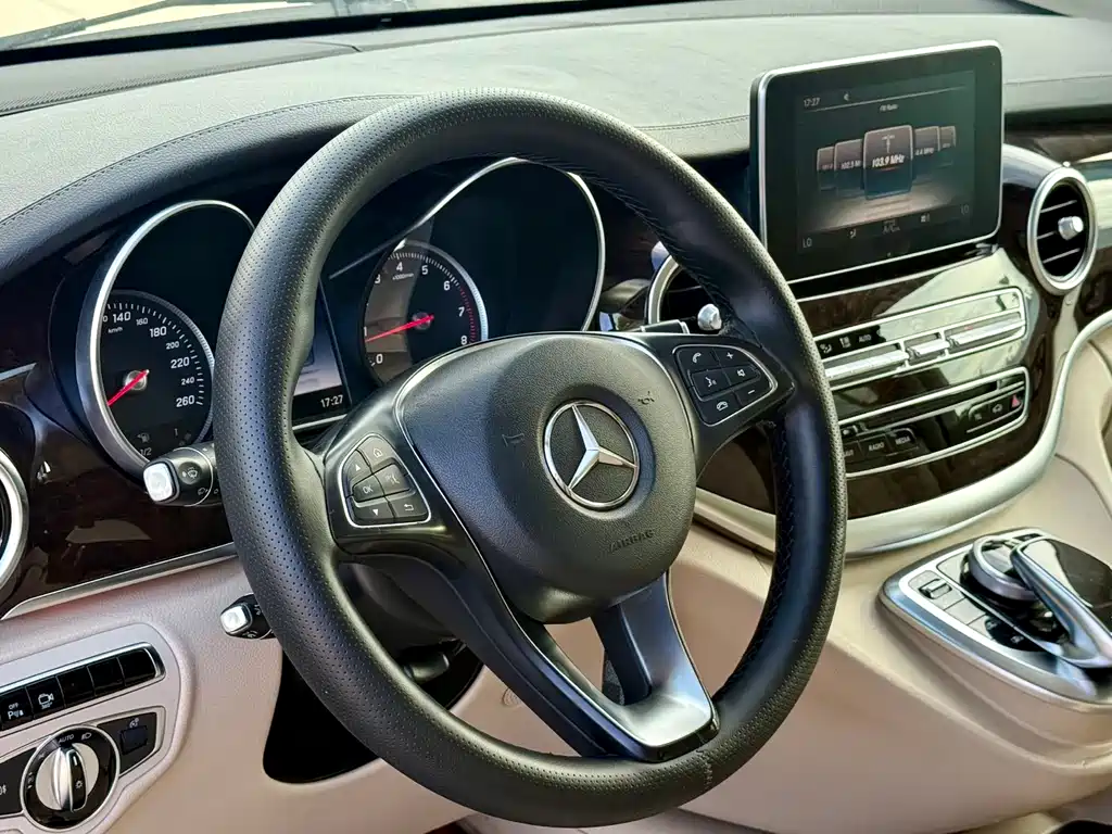Mercedes-Benz V-Class 2017 — фото 10