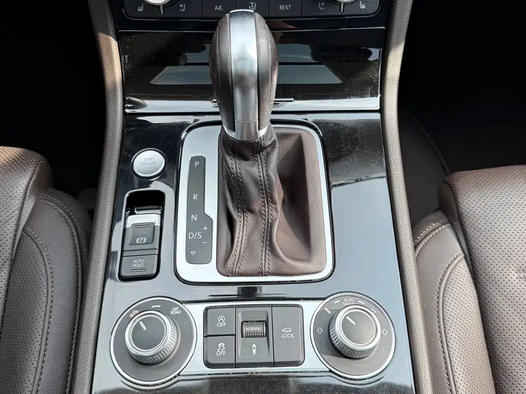 Volkswagen Touareg 2017 — фото 24