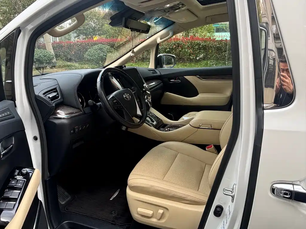Toyota Alphard 2023 — фото 10