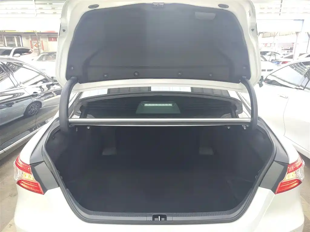 Toyota Camry 2023 — фото 15
