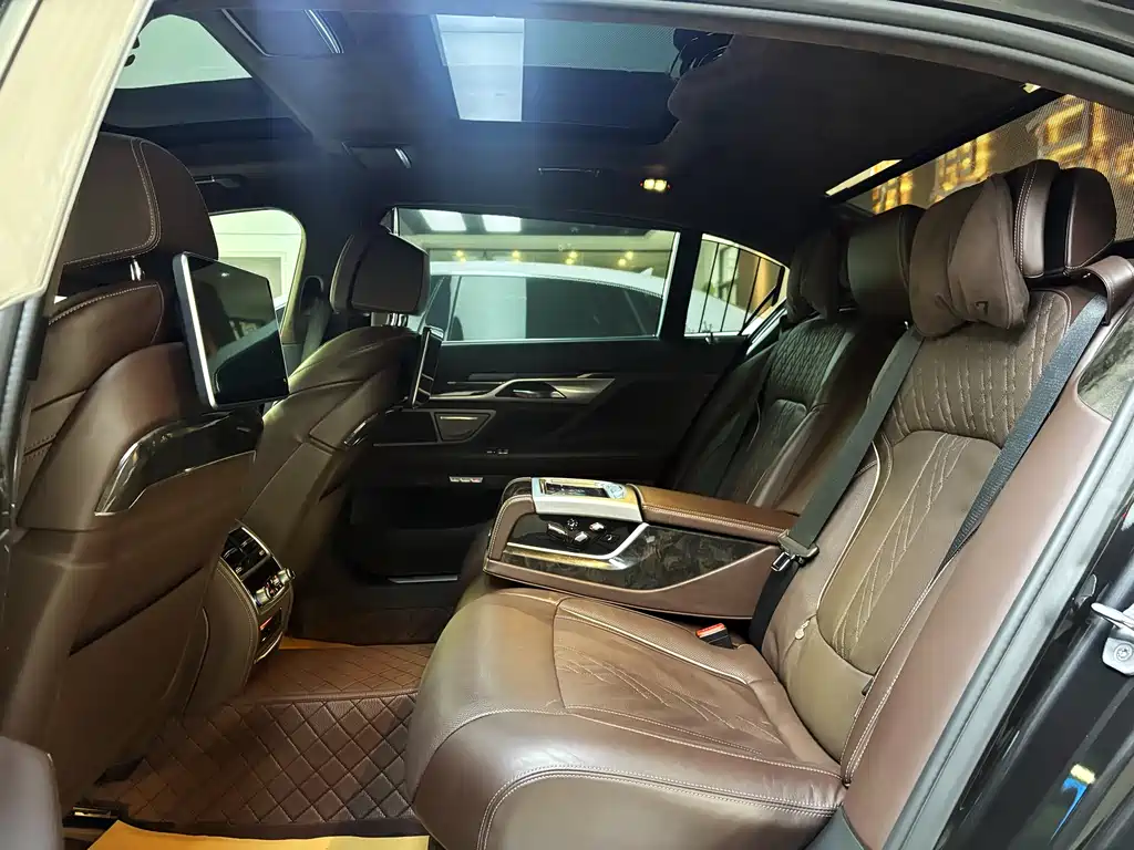 BMW 7 Series 2017 — фото 10