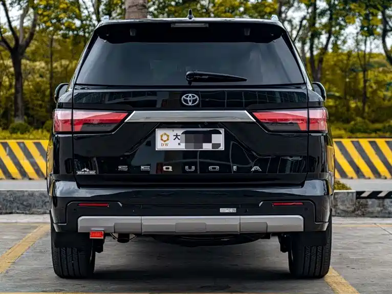 Toyota Sequoia — фото 5