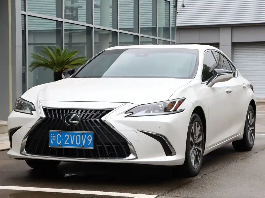 Lexus ES 2024