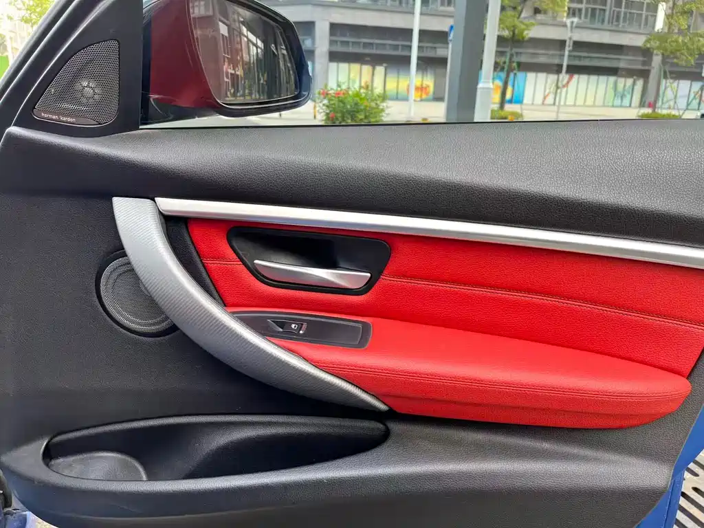 BMW 3 Series 2018 — фото 13