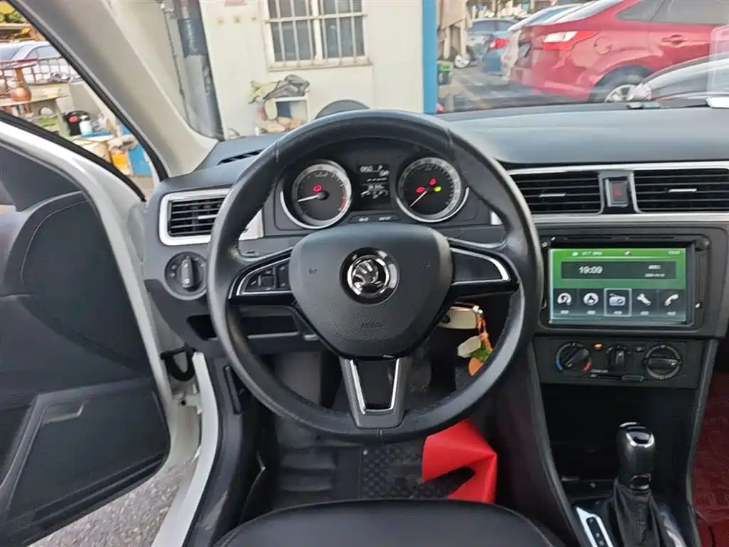 Skoda Rapid Spaceback 2019 — фото 11