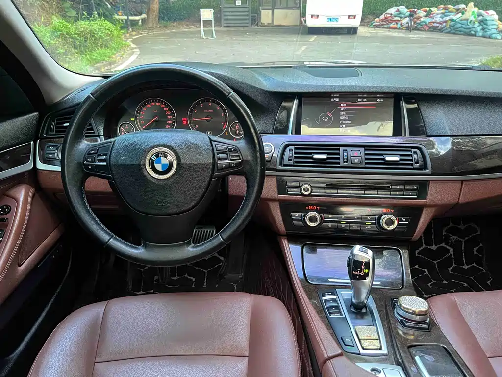 BMW 5 Series 2016 — фото 15