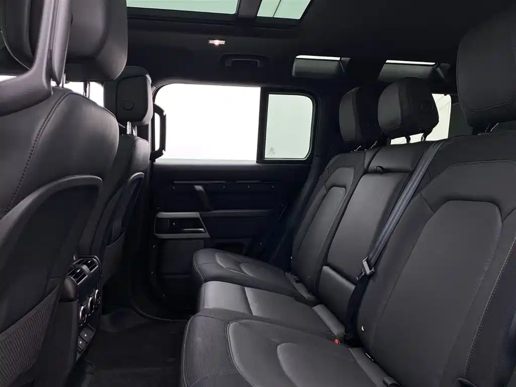 Land Rover Defender 2023 — фото 8