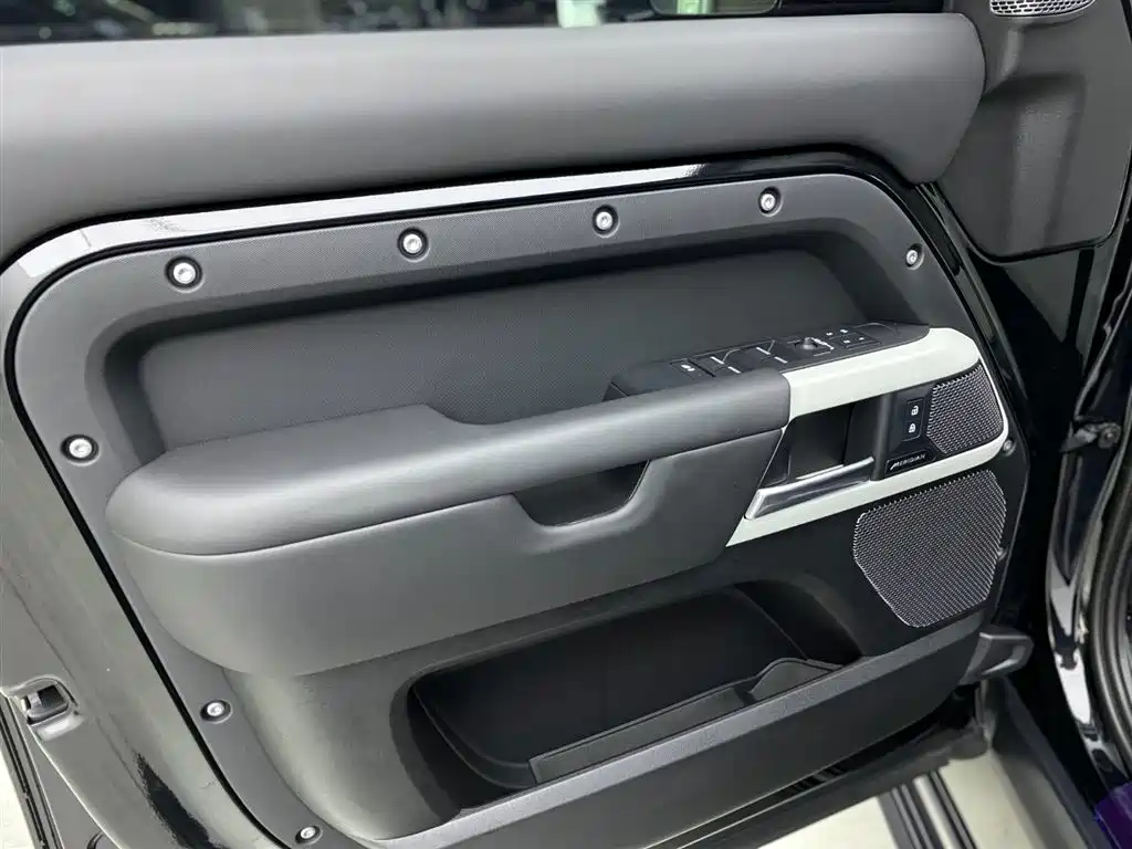 Land Rover Defender 2023 — фото 21