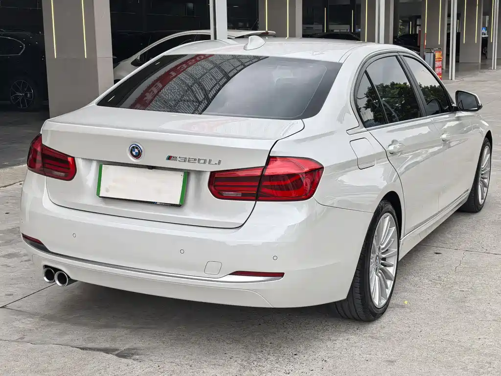 BMW 3 Series 2018 — фото 12