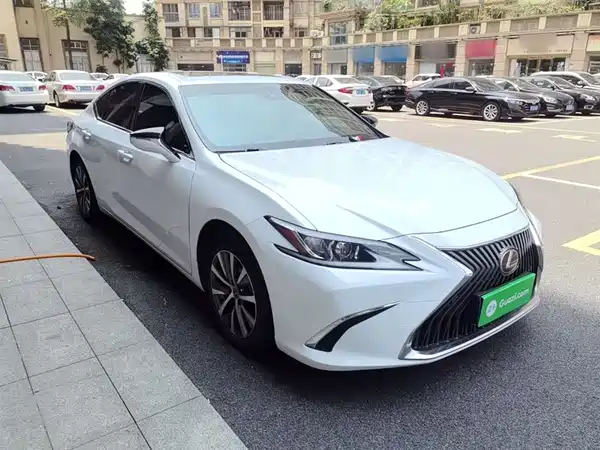 Lexus ES 2020