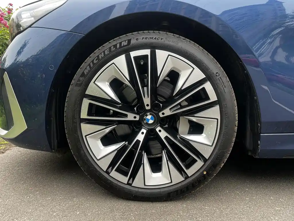 BMW 5 Series 2024 — фото 10