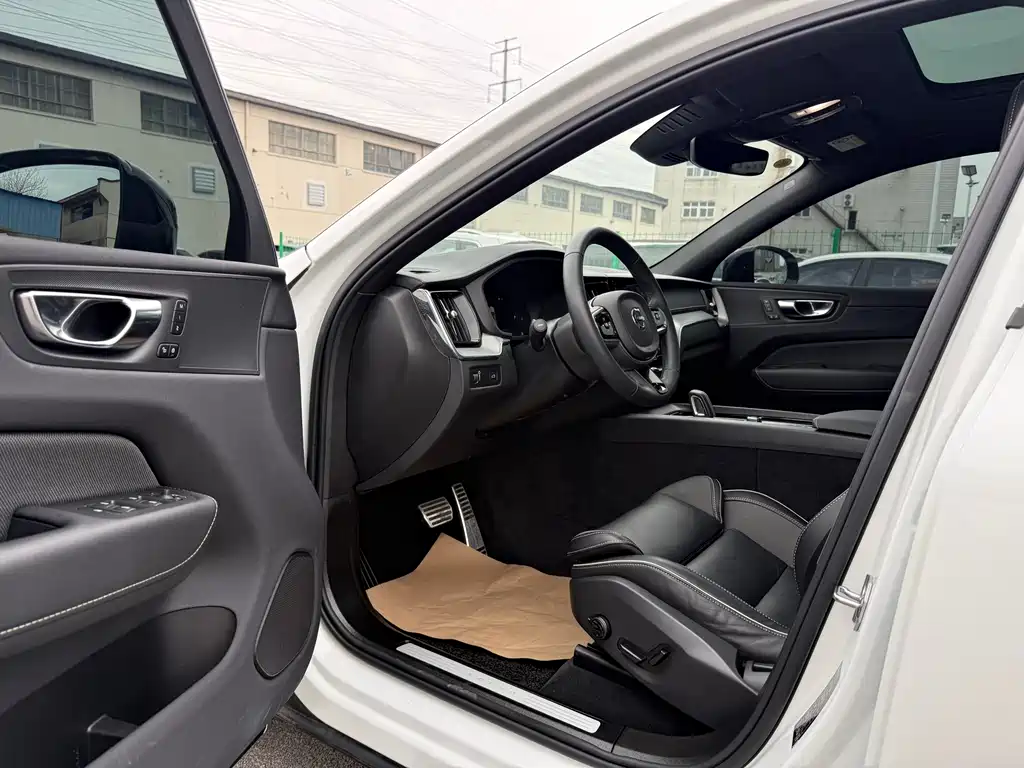 Volvo XC60 2022 — фото 17