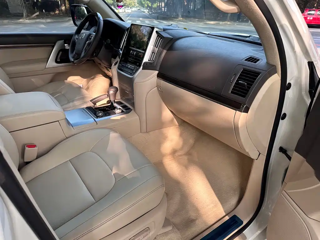 Toyota Land Cruiser 2020 — фото 13