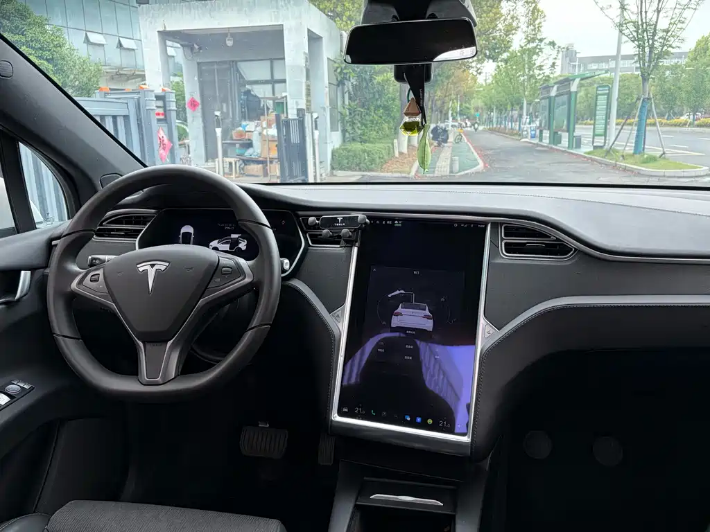 Tesla Model X 2018 — фото 7