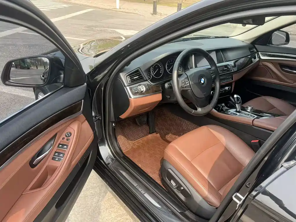 BMW 5 Series 2015 — фото 11