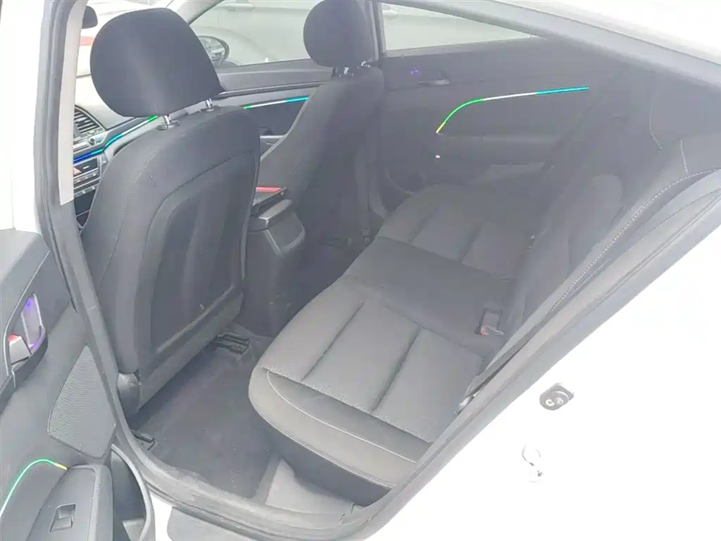 Hyundai Elantra 2017 — фото 16