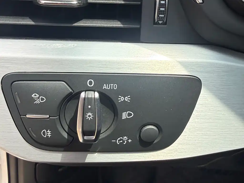 Audi A4L 2023 — фото 12